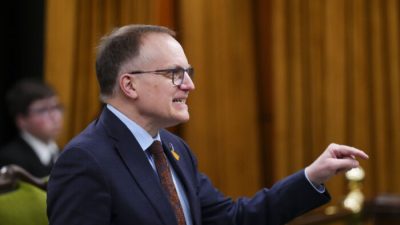Член парламента от НДП Питер Джулиан поднимается во время периода вопросов в Палате общин на Парламентском холме в Оттаве 3 февраля 2023 года. (Sean Kilpatrick/The Canadian Press)

