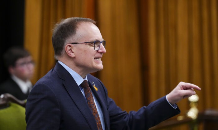 Член парламента от НДП Питер Джулиан поднимается во время периода вопросов в Палате общин на Парламентском холме в Оттаве 3 февраля 2023 года. (Sean Kilpatrick/The Canadian Press)
