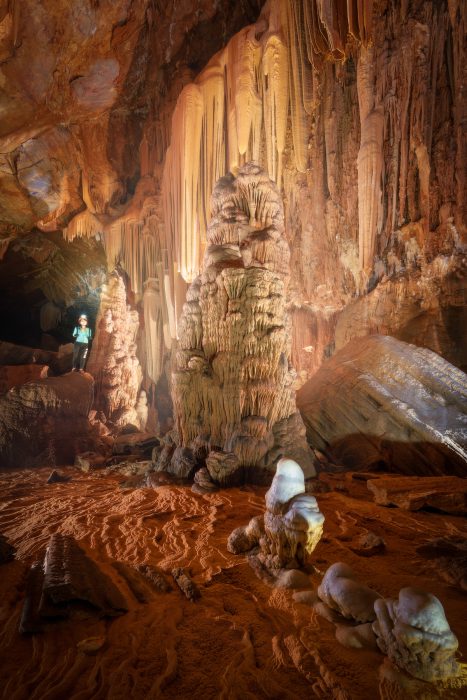 Исследователь внутри пещеры Хунг. (Courtesy of Cao Ky Nhan via Jungle Boss Tours)