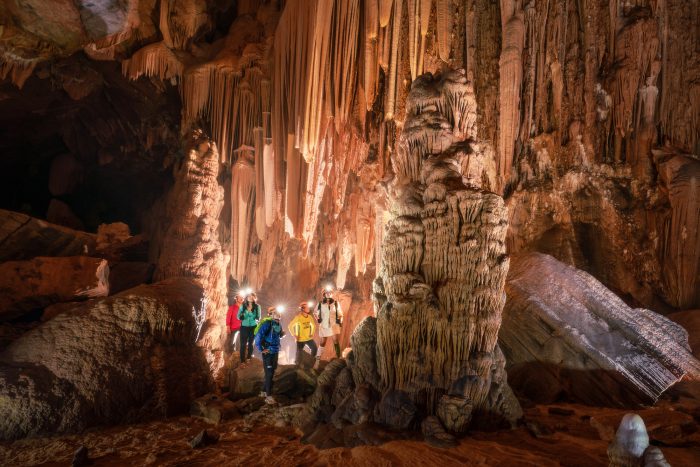 Группа исследователей в пещере Хунг. (Courtesy of Cao Ky Nhan via Jungle Boss Tours)
