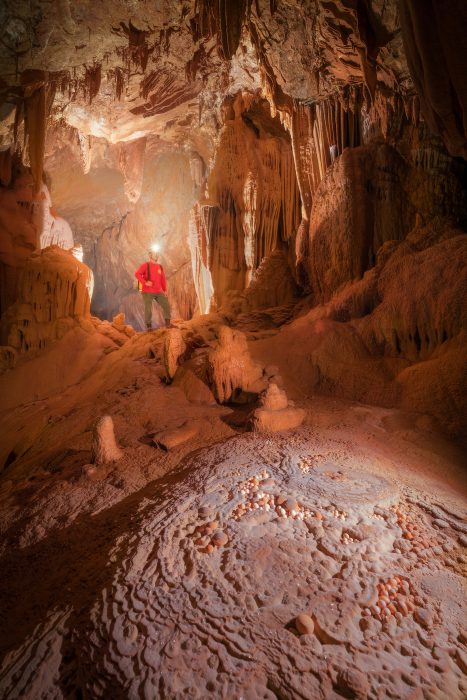 Исследователь внутри пещеры Хунг. (Courtesy of Cao Ky Nhan via Jungle Boss Tours)