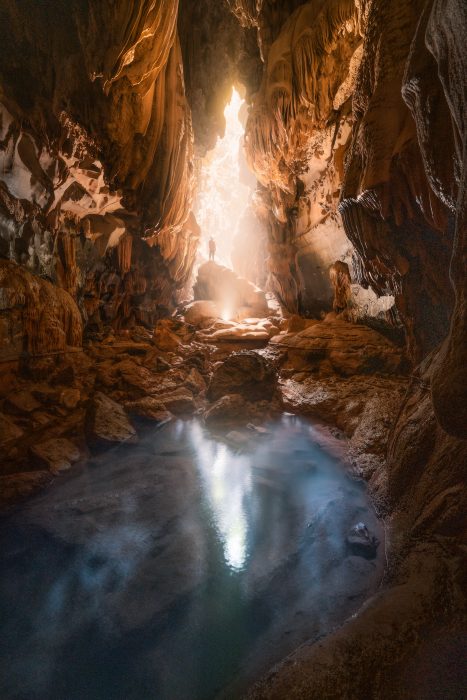 Исследователь внутри пещеры Тхунг. (Courtesy of Cao Ky Nhan via Jungle Boss Tours)