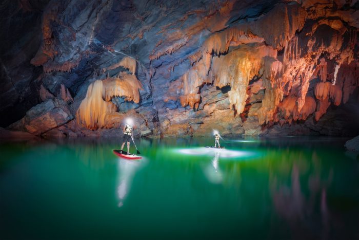 Пловцы на досках в пещере Трон. (Courtesy of Cao Ky Nhan via Jungle Boss Tours)
