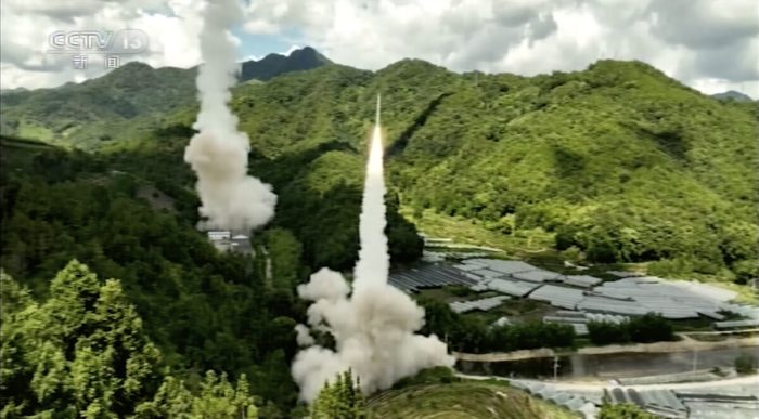 Китайские военные запустили ракеты в воды вблизи Тайваня в рамках запланированных учений 4 августа 2022 года. (CCTV via AP)