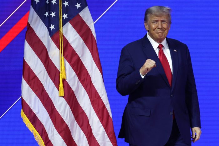 Бывший президент Дональд Трамп прибывает для выступления на ежегодной Консервативной конференции политических действий (CPAC) в Национальном курортном и конференц-центре Гейлорд в Национальной гавани, штат Мэриленд, 4 марта 2023 года. (Alex Wong/Getty Images)