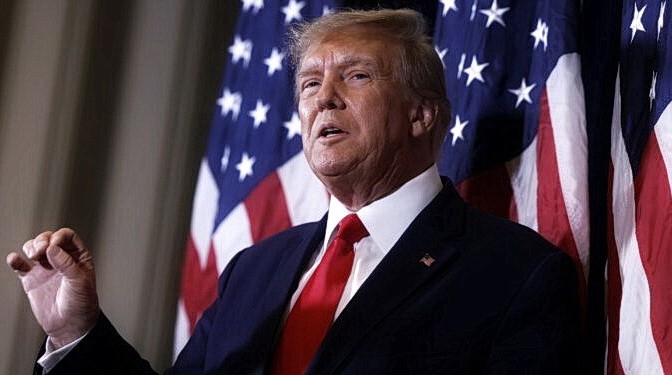 Бывший президент Дональд Трамп беседует с журналистами перед своим выступлением на ежегодной Консервативной конференции политических действий (CPAC) в Национальном курортном конференц-центре Гейлорд, Нэшнл-Харбор, штат Мэриленд, 4 марта 2023 года. (Anna Moneymaker/Getty Images)