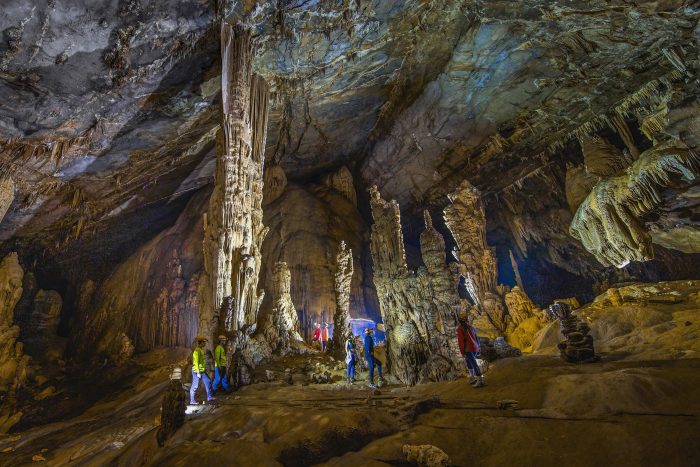 Группа исследователей внутри пещеры Хунг. (Courtesy of Duc Thanh via Jungle Boss Tours)