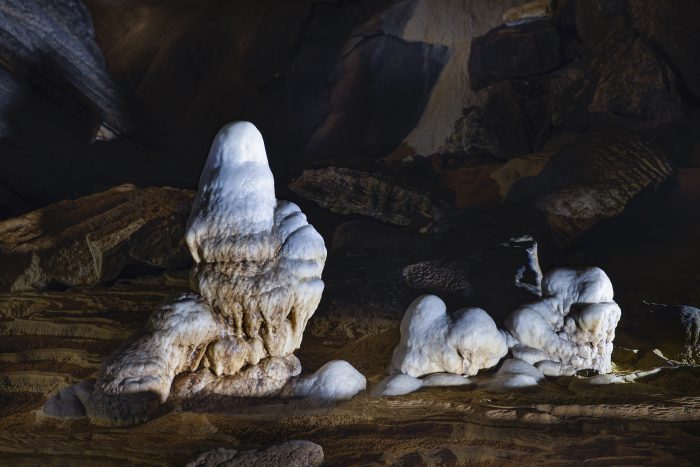 Сталагмиты в пещере Хунг. Courtesy of Duc Thanh via Jungle Boss Tours)