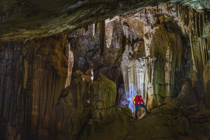 Исследователь внутри пещеры Хунг. (Courtesy of Duc Thanh via Jungle Boss Tours)