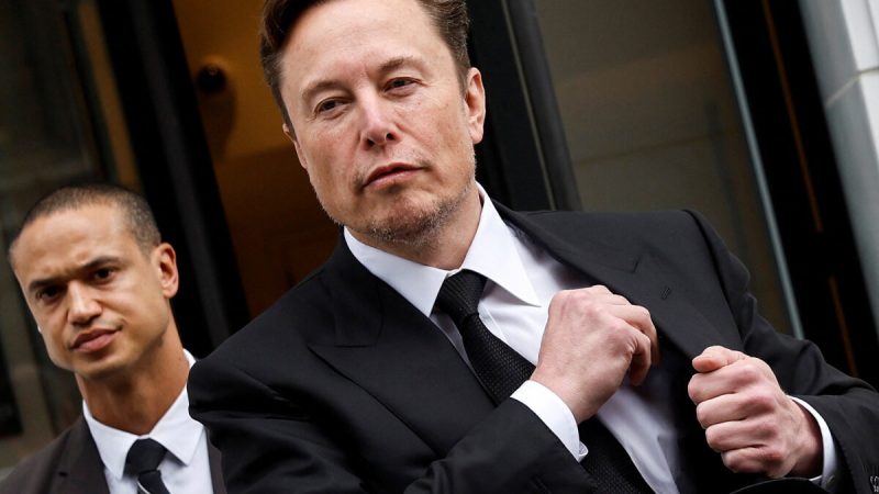 Генеральный директор TeslaЭлонМаск и его охрана покидают офис компании в Вашингтоне 27 января 2023 года. (JonathanErnst/Reuters)