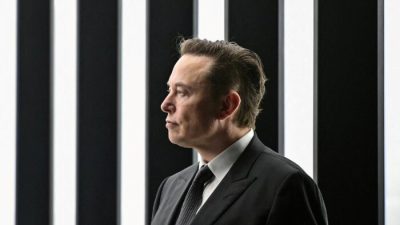 Маск присутствует на церемонии открытия нового завода по производству электромобилей Tesla Gigafactory в Грюнхайде, Германия, 22 марта 2022 года. (Patrick Pleul/Pool via Reuters)
