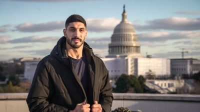 Игрок НБА и правозащитник Энес Кантер Фридом в Вашингтоне 18 декабря 2022 года. (Jack Wang/The Epoch Times)