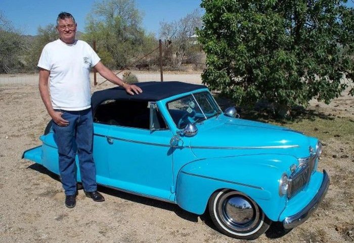 Адамс рядом со своим миниатюрным Ford Deluxe Сonvertible 1942 г. выпуска, сделанным в 1999 г. (Courtesy of Ernie Adams)