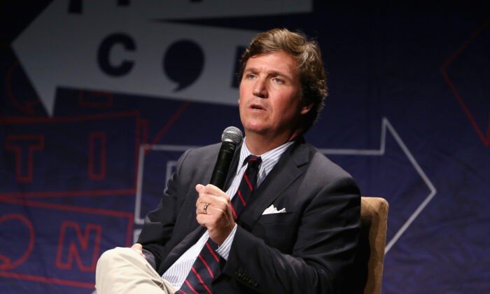 Ведущий Fox News Такер Карлсон выступает на сцене Politicon 2018 в конференц-центре Лос-Анджелеса 21 октября 2018 г. (Rich Polk/Getty Images for Politicon)
