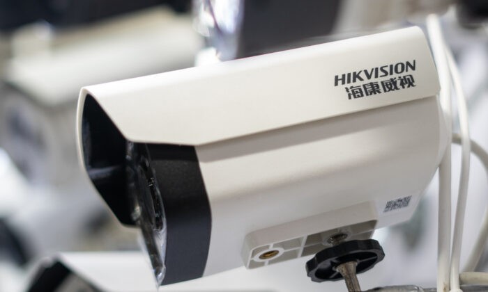 Фотография камер Hikvision в электронном торговом центре в Пекине, 24 мая 2019 года. (Fred Dufour/AFP via Getty Images)