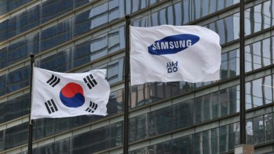 Флаг Samsung (справа) и национальный флаг Южной Кореи развеваются возле здания компании Seocho в Сеуле 6 мая 2020 года. (Jung Yeon-je/AFP via Getty Images)
