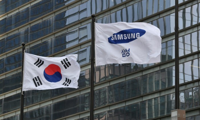 Флаг Samsung (справа) и национальный флаг Южной Кореи развеваются возле здания компании Seocho в Сеуле 6 мая 2020 года. (Jung Yeon-je/AFP via Getty Images)
