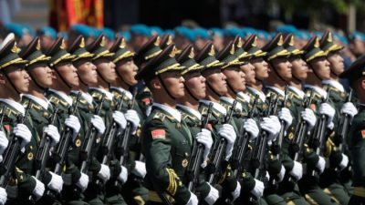 Солдаты Народно-освободительной армии Китая маршируют по Красной площади во время военного парада, посвящённого 75-летию победы Советского Союза над нацистской Германией во Второй мировой войне, в Москве, 24 июня 2020 года. (Pavel Golovikin/POOL/AFP via Getty Images)
