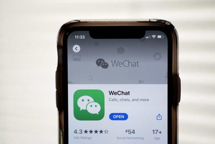 Приложение WeChat отображается в App Store на Apple iPhone в Вашингтоне 7 августа 2020 года. (Drew Angerer/Getty Images)