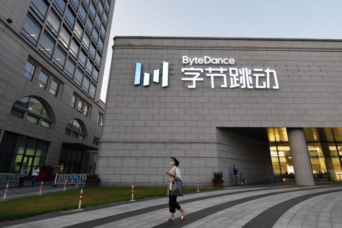 Женщина проходит мимо штаб-квартиры ByteDance, материнской компании приложения для обмена видео TikTok, в Пекине 16 сентября 2020 года. (Greg Baker/AFP via Getty Images)