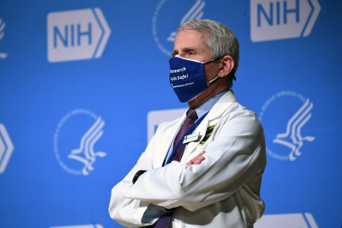 Директор NIAID доктор Энтони Фаучи слушает выступление президента Джо Байдена (вне кадра) во время визита в Национальный институт здравоохранения (NIH) в Бетесде, штат Мэриленд, 11 февраля 2021 года. (Saul Loeb/AFP via Getty Images)