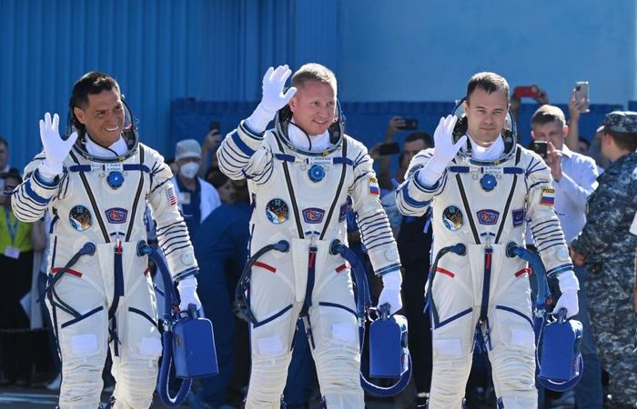 Российские космонавты Сергей Прокопьев (в центре), Дмитрий Петелин (справа) и астронавт НАСА Фрэнк Рубио. (NATALIA KOLESNIKOVA/AFP via Getty Images)