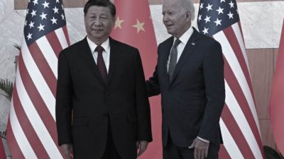 Президент США Джо Байден (справа) и лидер Китая Си Цзиньпин (слева) на саммите G20 в Нуса Дуа на индонезийском курортном острове Бали 14 ноября 2022 года. (Saul Loeb/AFP via Getty Images)

