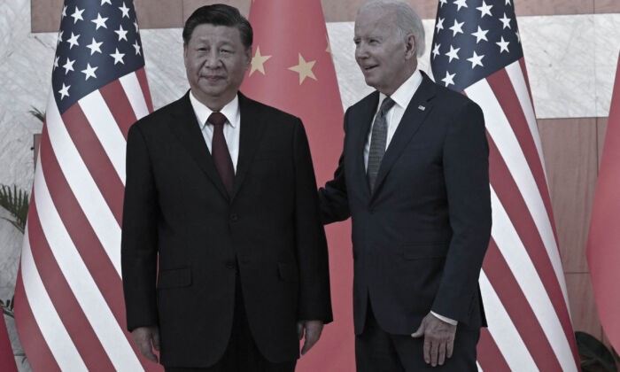 Президент США Джо Байден (справа) и лидер Китая Си Цзиньпин (слева) на саммите G20 в Нуса Дуа на индонезийском курортном острове Бали 14 ноября 2022 года. (Saul Loeb/AFP via Getty Images)
