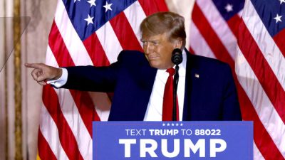 Бывший президент Дональд Трамп объявляет, что будет баллотироваться на президентских выборах 2024 года. Мар-а-Лаго в Палм-Бич, штат Флорида, 15 ноября 2022 года. (Alon Skuy/AFP via Getty Images)
