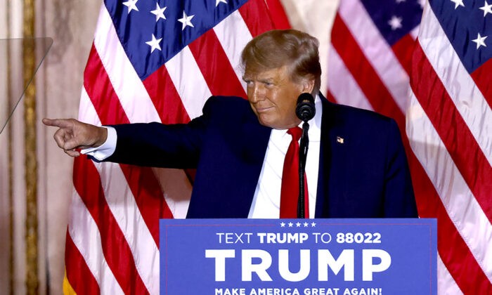 Бывший президент Дональд Трамп объявляет, что будет баллотироваться на президентских выборах 2024 года. Мар-а-Лаго в Палм-Бич, штат Флорида, 15 ноября 2022 года. (Alon Skuy/AFP via Getty Images)