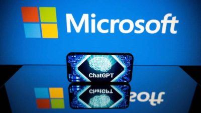Экраны с логотипами Microsoft и ChatGPT, чат-бота на базе искусственного интеллекта, разработанного компанией OpenAI. (Lionel Bonaventure/AFP via Getty Images)
