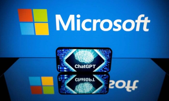 Экраны с логотипами Microsoft и ChatGPT, чат-бота на базе искусственного интеллекта, разработанного компанией OpenAI. (Lionel Bonaventure/AFP via Getty Images)
