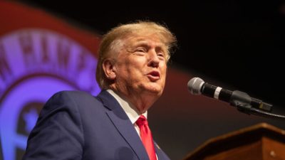 Бывший президент США Дональд Трамп выступает на ежегодном собрании Республиканского комитета штата Нью-Гэмпшир в Салеме, штат Нью-Гэмпшир, 28 января 2023 года. (Scott Eisen/Getty Images)