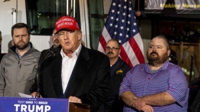 Бывший президент Дональд Трамп стоит рядом с поддоном с водой перед тем, как выступить с речью на станции пожарной охраны в Восточной Палестине, штат Огайо, 22 февраля 2023 года. (Michael Swensen/Getty Images)
