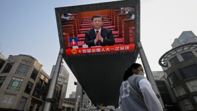Прямая трансляция выступления лидера КНР Си Цзиньпина на открытии сессии Всекитайского собрания народных представителей (ВСНП) в Большом зале народных собраний. Пекин 5 марта 2023 года. (Jade Gao/AFP via Getty Images)