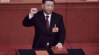 Лидер Китая Си Цзиньпин приносит присягу после того, как был утверждён главой государства на третий срок во время третьего пленарного заседания Всекитайского собрания народных представителей (ВСНП) в Пекине 10 марта 2023 года. (Noel Celis/AFP via Getty Images)