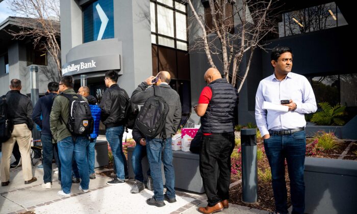 Клиенты Silicon Valley Bank стоят в очереди в штаб-квартире SVB в Санта-Кларе, Калифорния, 13 марта 2023 года. (Noah Berger/AFP via Getty Images)
