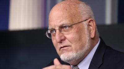 Комиссар Центра по контролю и профилактике заболеваний (CDC) Роберт Редфилд выступает на брифинге Целевой группы Белого дома по коронавирусу Джеймса Брэди для прессы в Белом доме в Вашингтоне, 19 ноября 2020 г. (Tasos Katopodis/Getty Images)
