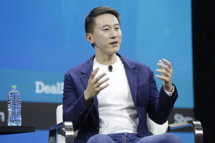 Генеральный директор TikTok Шоу Чу на сцене саммита The New York Times DealBook Summit в Нью-Йорке 30 ноября 2022 года. (Photo by Thos Robinson/Getty Images for The New York Times)