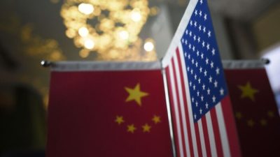 Флаги КНР и США в Пекине, 16 августа 2017 г. (Wang Zhao/AFP via Getty Images)