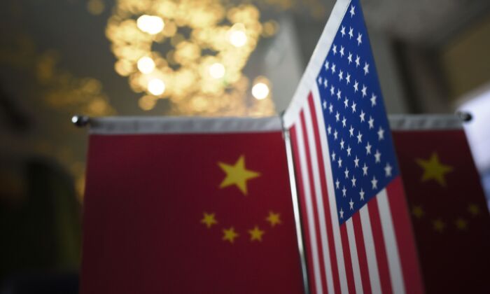 Флаги КНР и США в Пекине, 16 августа 2017 г. (Wang Zhao/AFP via Getty Images)