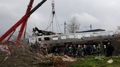 Спасатели работают на месте аварии, где столкнулись два поезда, недалеко от города Лариса, Греция. (Alexandros Avramidis/Reuters)