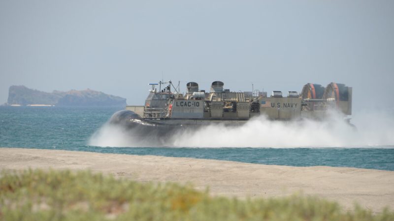Судно на воздушной подушке ВМС США готовится к выходу на берег во время учений по высадке амфибийного десанта в рамках ежегодных совместных американо-филиппинских военных учений на берегу города Сан-Антонио, выходящего в Южно-Китайское море, провинция Замбалес, 11 апреля 2019 года. (Ted Aljibe/AFP via Getty Images)