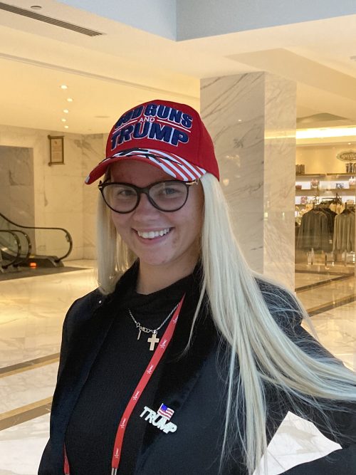Патриция Брыльска, 24 года, демонстрирует свой стиль любви к Трампу на CPAC 2 марта 2023 года. (Janice Hisle/The Epoch Times)