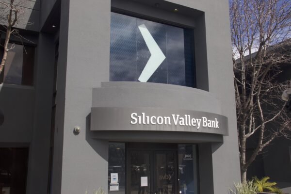 Закрытая штаб-квартира Silicon Valley Bank (SVB) в Санта-Кларе, Калифорния, 13 марта 2023 года. (Vivian Yin/The Epoch Times)