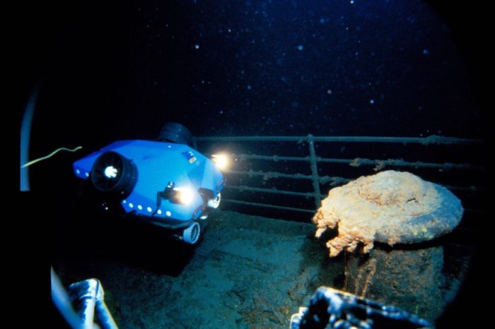 ROV Jason Jr. исследует переднюю палубу «Титаника». (Courtesy of WHOI Archives /©Woods Hole Oceanographic Institution)
