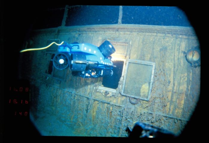 ROV Jason Jr. исследует внутренние помещения корабля. (Courtesy of WHOI Archives /©Woods Hole Oceanographic Institution)