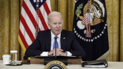 Президент Джо Байден выступает перед началом встречи с губернаторами, приехавшими из разных штатов страны, в Восточном зале Белого дома в Вашингтоне, 10 февраля 2023 года. (Anna Moneymaker/Getty Images)