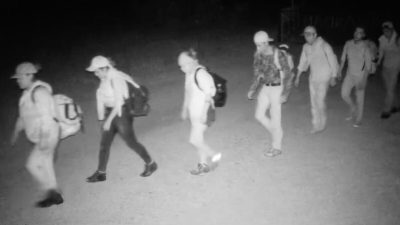Камера слежения фиксирует нелегальных иностранцевночью, проходящих по участку владельца ранчо в округе Кинни, штат Техас, в сентябре 2022 года. (Courtesyof a rancher)