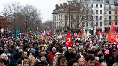 Демонстранты участвуют в акции протеста против пенсионной реформы в Париже 11 марта 2023 года (Benoit Tessier/Reuters)